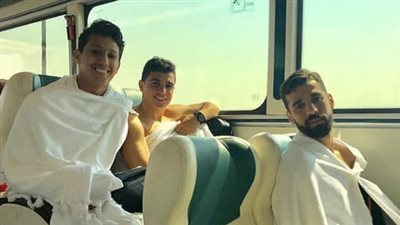 لاعبو المنتخب بملابس الإحرام قبل أداء العمرة