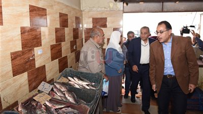 رئيس الوزراء يتفقد الجمعية الاستهلاكية بالزقازيق ويطالب بخفض الأسعار