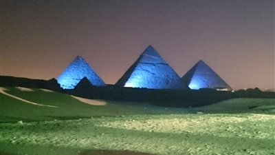 أهرامات الجيزة تضاء بالأزرق تزامنًا مع إطلاق حملة التوعية بـ«السكر»