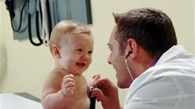 كيف تكتشفين الخصية المعلقة عند طفلك