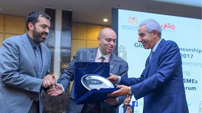 طارق قابيل يتسلم الجائزة الرئاسية في تنمية المشروعات الصغيرة