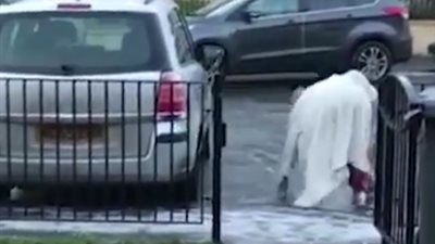 بالفيديو.. لحظة انزلاق قدم امرأة وتعرضها لعدة سقطات على الأرض