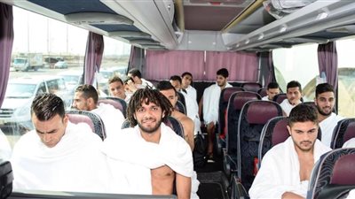 بالصور.. لاعبو المنتخب يتجولون في السعودية بملابس الإحرام