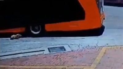 لقطات مروعة لحافلة تدهس امرأة (فيديو)