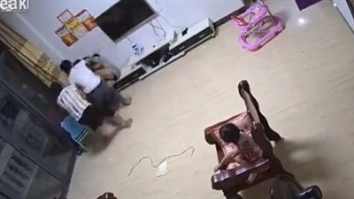 لحظة اعتداء أب على امرأتين بالضرب أمام أطفاله (فيديو)