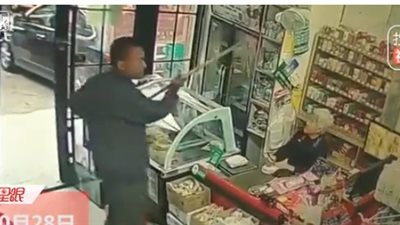 لحظة اعتداء رجل على امرأة عجوز بالممسحة (فيديو)