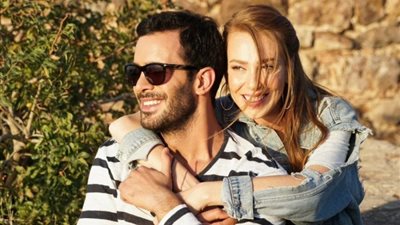 شاهد.. رد فعل حبيب بطلة «حب للإيجار» على مشاهدها الرومانسية بفيلم جديد