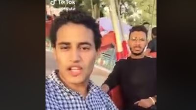 أقوى سخرية شاب من الفتيات لحظة ركوبهن لعبة ملاهي (فيديو)