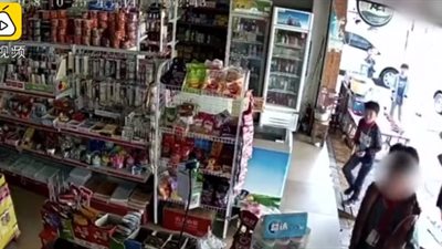 صبي يتعرض للضرب بسبب تبوله على شجرة (فيديو)