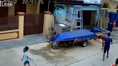 لحظة انفجار أسطوانة غاز في رجل (فيديو)