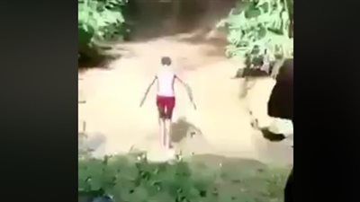 نهاية مروعة لشاب غبي حاول القفز في بحيرة (فيديو)