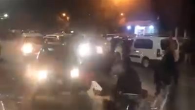 بالفيديو.. رد فعل المارة لحظة سقوط شباب على الأرض بطريقة مروعة