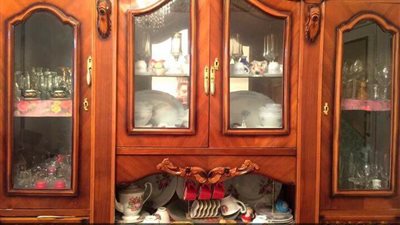 بالصور.. شاب مصري يعرض «نيش» والدته للبيع بعد مشاجرتها معه