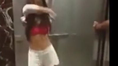 رد فعل صادم لامرأة اتهمت بالسرقة (فيديو)