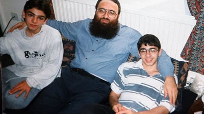 بالصور.. داعش يذبح نجل أحد متطرفي لبنان بتهمة الردة