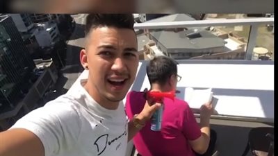 بالفيديو.. رد فعل رجل نفذ ابنه العديد من المقالب