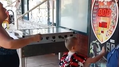 بالفيديو.. امراة بدينة تتعرض لموقف محرج أمام طفلتها