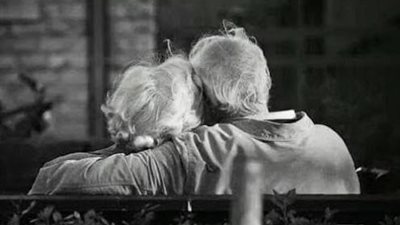 أنغام زايد ترمق «الكهل والضفيرة»