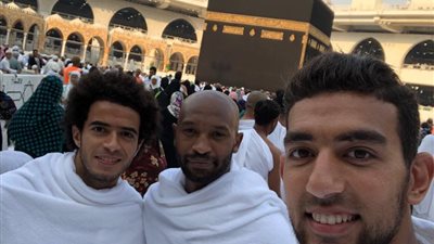 لاعبو المنتخب يلتقطون «سيلفي» أمام الكعبة