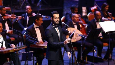 بالصور.. سعد رمضان يشعل حفل مهرجان الموسيقى بأغاني العندليب