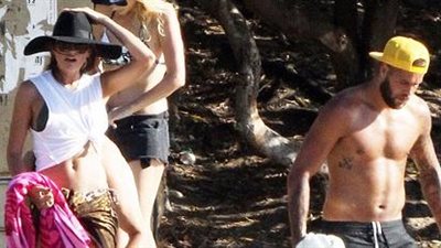 بالصور.. ملكة جمال أستراليا مع حبيبها على الشاطئ