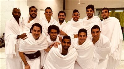 مؤمن زكريا ينشر صورة جديدة للاعبي المنتخب بملابس الإحرام