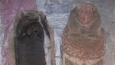 ضبط 4 أشخاص قبل بيعهم تابوتا أثريا بسقارة (صور)