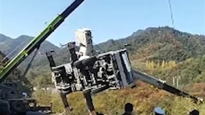 لحظة قفز سائق من رافعة تسقط من أعلى تل (فيديو وصور)