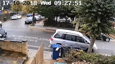 لصوص يسرقون سيارة في وضح النهار بطريقة جريئة (فيديو وصور)