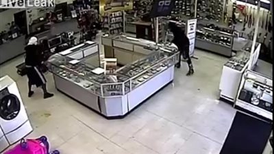 زجاج يفسد محاولة سطو مسلحة ويوقع باللصوص (فيديو)