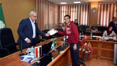 بالصور.. توزيع عقود 83 وحدة سكنية على محدودي الدخل في الشرقية