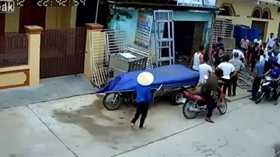 لحظة انفجار أسطوانة غاز في رجل (فيديو)