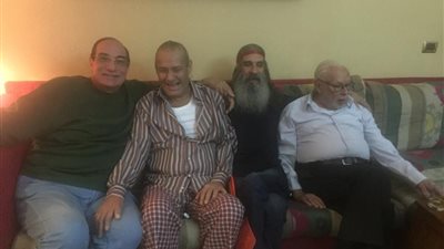 مجدي أحمد علي يزور فاروق الفيشاوي في منزله (صور)