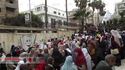 بالصور.. مسيرة لطلاب المجمع الطبي بالإسكندرية لاعتراضهم على نتيجة الاستفتاء