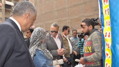 بالصور.. محافظ الجيزة يتفقد منافذ بيع «اليوم الواحد» ببولاق الدكرور