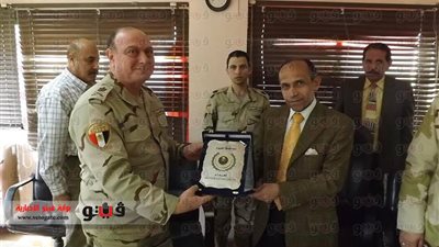 بالصور.. محافظ الفيوم يكرم قائد قوات تأمين الاستفتاء