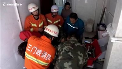 رجل يحشر ذراعه داخل ماكينة لصنع المكرونة (فيديو)