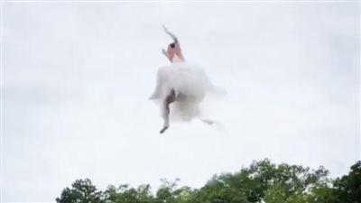 عروس مجنونة تقفز بفستان الزفاف في بحيرة (فيديو)