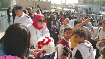 بعثة يد الزمالك تصل مطار القاهرة.. والجماهير تستقبلها بـ«سيلفي»