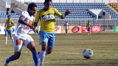 أكاليل زهور على النصب التذكاري في لقاء الشرطة والإسماعيلي