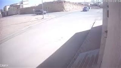 سائق يتجاهل معلومات المرور ويتسبب في حادث مروري (فيديو)