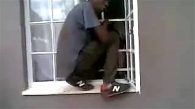 بالفيديو.. لص يقتحم منزلًا من فتحة صغيرة بالنافذة
