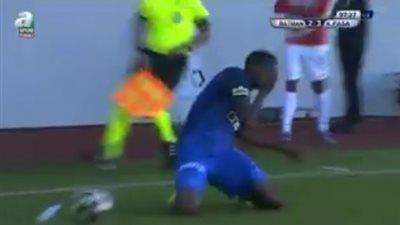 الاعتداء على فريق تريزيجيه ولاعب يبلع لسانه في كأس تركيا (فيديو)