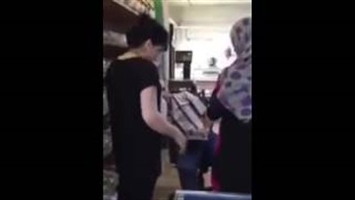 بالفيديو.. فتاة تسرق بضائع من «سوبر ماركت» وتخفيها أسفل ملابسها