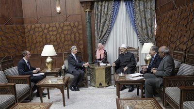 سفير بريطانيا بالقاهرة: الأزهر يحظى بمصداقية كبيرة في لندن