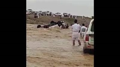 مصرع شاب بعد أن جرفت السيول سيارته بالسعودية (فيديو)