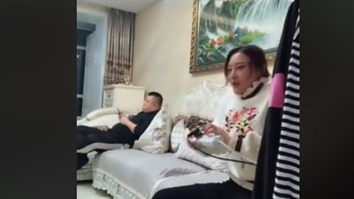 رد فعل صادم لرجل صعقت الكهرباء زوجته (فيديو)