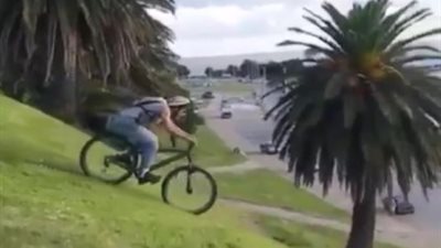 نهاية مفجعة لشاب قاد دراجته الهوائية من أعلى منحدر (فيديو)