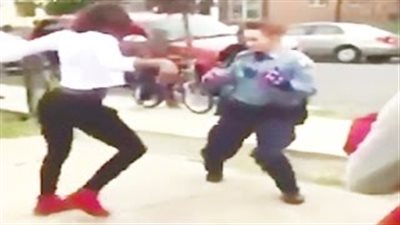 بالفيديو.. شرطية أمريكية تفض شجار المواطنين بالرقص