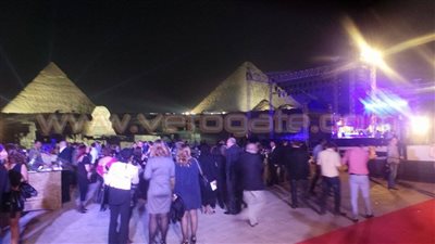 بالصور.. عماد متعب يلتقط صورا تذكارية مع جمهور حفل «ياني»